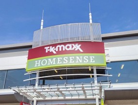 TK Maxx的顾客在商店里寻找价值40英镑的名牌包